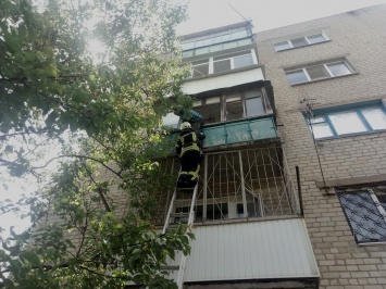 В Краматорске бойцы ГСЧС спасли женщину, которая выпала с балкона на третьем этаже