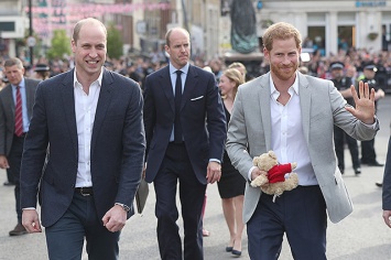 Принц Гарри и принц Уильям удивили жителей Виндзора неожиданным выходом на улицу