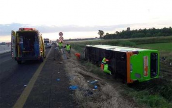 В Италии перевернулся пассажирский автобус: десятки пострадавших