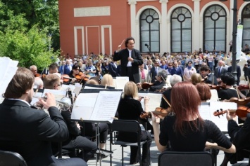 В День Европы у знаменитого Одесского оперного театра звучали вальсы Штрауса