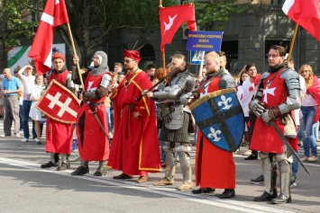 Николаевцы прошлись масштабным европейским шествием по Соборной месте с рыцарями, викингами и Дракулой