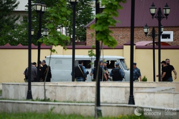 Очевидцы атаки на церковь в Грозном рассказали, как подперли двери стулом