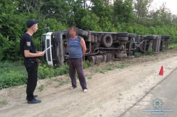 На Луганщине мужчина выпил пол-литра водки и перевернул грузовик с 20 тоннами гречки (фото)