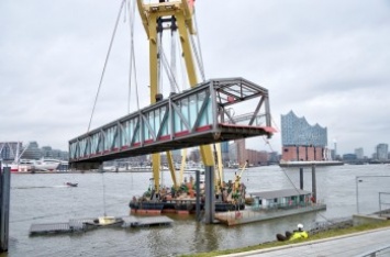 В порту Гамбург работает 600-тонный кран для перевалки сверхтяжелых грузов (фото)