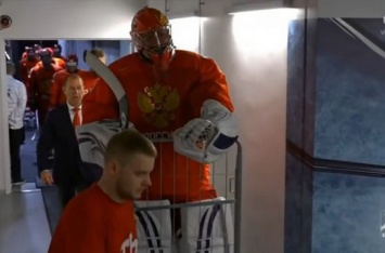 Вратаря сборной России по хоккею вывезли на лед в тележке. ВИДЕО