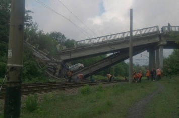 Оккупанты подорвали мост на Луганщине (фото)