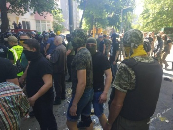 Одесские патриоты штурмуют офис еврейского бизнесмена (фото)