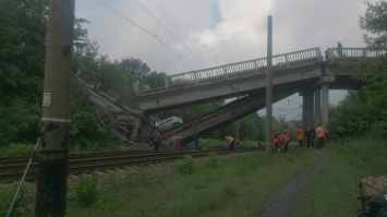 ФОТОФАКТ. На Луганщине взорвали мост, соединяющий Красный Луч с Луганском