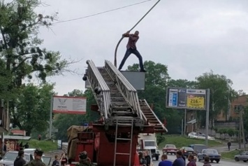 Харьковчанин угрожал прыгнуть со светофора, если его не починят