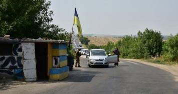 На блокпосту около Мариуполя полицейские лицом в пол положили водителя, - ФОТО+ВИДЕО