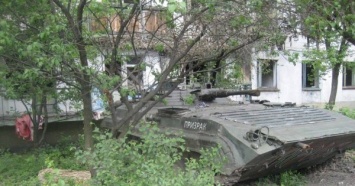 Боевики "ЛНР" разместили БМП под окнами жилой многоэтажки