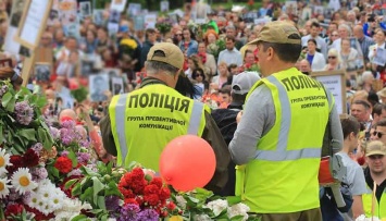 На улицах украинских городов появились безоружные полицейские: зачем?