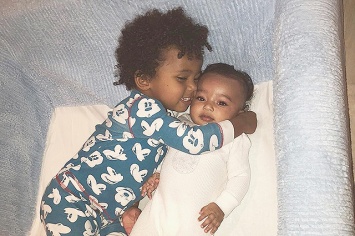 Ким Кардашьян поделилась в соцсети трогательным снимком своих младших детей