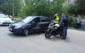 В Запорожье мотоцикл въехал в иномарку (ФОТО)