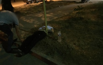 В Энергодаре прохожие обнаружили на улице покойника (ФОТО 18+)