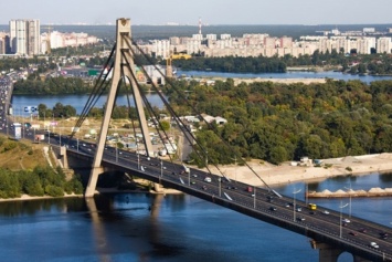 В Киеве сегодня частично перекрыли движение транспорта по Северному мосту