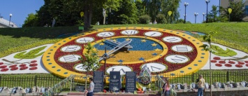 На знаменитых цветочных часах в центре Киева появились звезды Евросоюза, - ФОТО