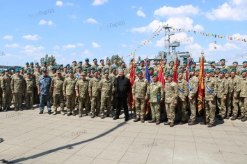 В Николаеве президент Порошенко вручил пехотинцам новые береты и государственный награды