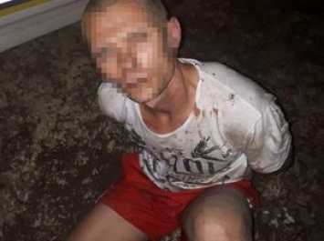 Под Донецком мужчина с ножом напал на тестя, после чего убежал в гараж и поджег себя