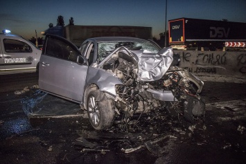 Под Киевом Volkswagen врезался в бетонное заграждение, пассажир погиб на месте. Фото. Видео