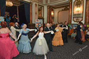 На балу в Одессе седовласые дамы и кавалеры удивили гостей «лисьим шагом» (фото)