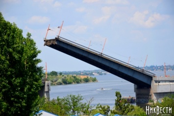 В Николаеве развели мосты: акваторию города покинул десантный корабль «Юрий Олифиренко»