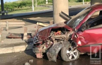 В Кривом Роге автомобиль врезался в отбойник и перевернулся, - ФОТО