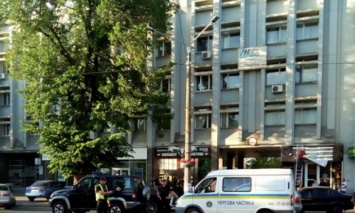 В Черкассах полиция штурмовала офис с вооруженным мужчиной, есть раненый