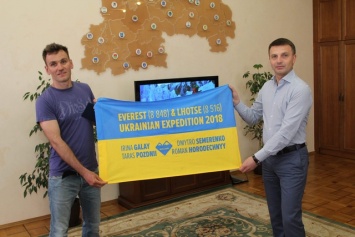 Глеб Пригунов наградил Дмитрия Семеренко - первого жителя Днепропетровщины, который покорил Эверест