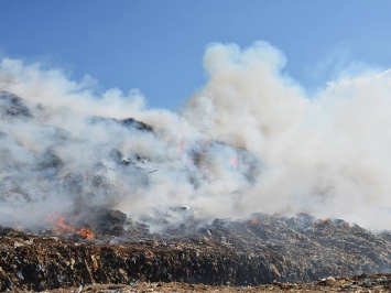 Директор КП, обслуживающего мусорный полигон в Николаеве рассказал, что пожар на свалке ликвидировали, но мусор все еще продолжает тлеть