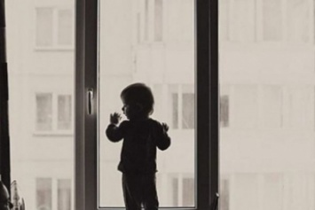 Двухлетний малыш выпал из окна на глазах у дедушки - подробности