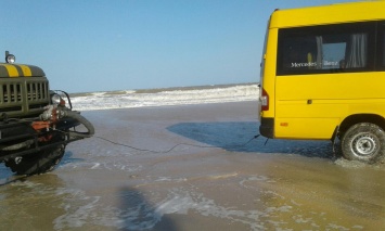 На острове в районе Кирилловки застряли автобус и более десятка легковушек (Фото)