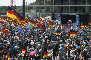 Сторонники и противники правопопулистов вышли на марши в Берлине