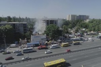 В Киеве загорелось здание бывшего кинотеатра: клубы едкого дыма окутали Святошинский район