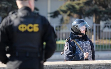 Инкриминируют сбыт оружия: в Крыму ФСБ задержала гражданина Украины