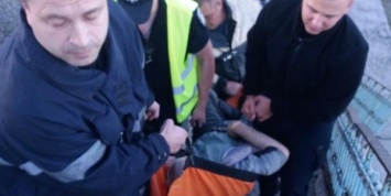 Инсульт на рыбалке: спасатели и полиция переносили больного через парапет (ФОТО)