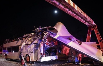 Десятки пострадавших: в Будапеште ограничитель высоты срезал второй этаж автобуса с украинцами (ФОТО)