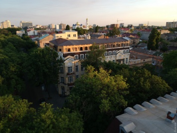 В центре Одессы на памятнике архитектуры строят мансарду... над другой мансардой