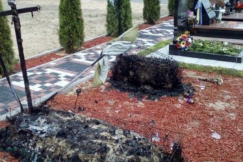 Под Киевом надругались над могилами бойцов АТО
