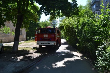 Одесские спасатели вынесли мужчину из горящей пятиэтажки на Черемушках
