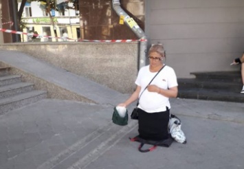 В центре Одессы беременная дама на коленях просит милостыню, - ФОТО