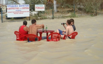 Пить пиво в море. Появились первые фото курьезного отдыха в затопленной Кирилловке