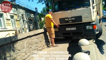 В центре Киева грузовик без тормозов снес болларды и вылетел на тротуар