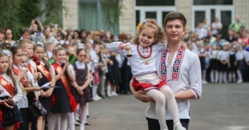 Последний звонок с едким дымом: в Днепре в школе подожгли дымовые шашки (ВИДЕО)