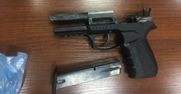 В кабинете замдиректора киевской гимназии нашли оружие и гранату