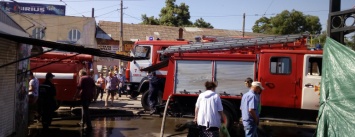 На одесском Привозе утром сгорел контейнер: еще семь повреждены огнем, - ФОТО