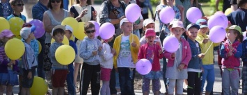 Возле «Химика» в Каменском отметили День защиты детей