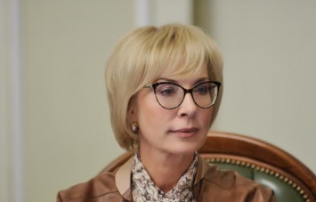 Под Конституционным судом нардепы требуют отставки Денисовой