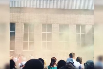 В Днепре на последнем звонке подожгли дымовую шашку (видео)