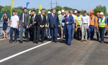 В присутствии Порошенко открыт мостовой переход на автодороге "Одесса-Рени" (ФОТО)